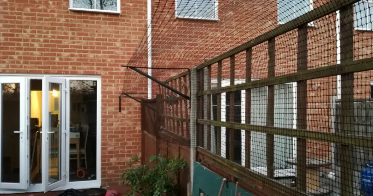 Fully enclosed garden fence