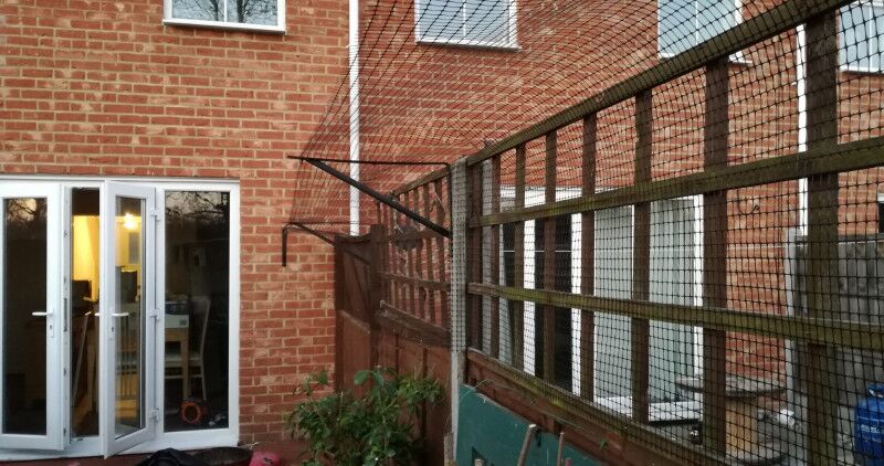 Fully enclosed garden fence